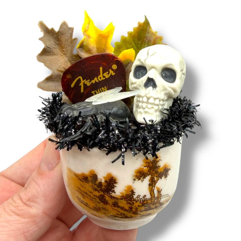Spooky Skull Halloween Mini Assemblage - Decor Retro Salvage - Picture 1 of 6